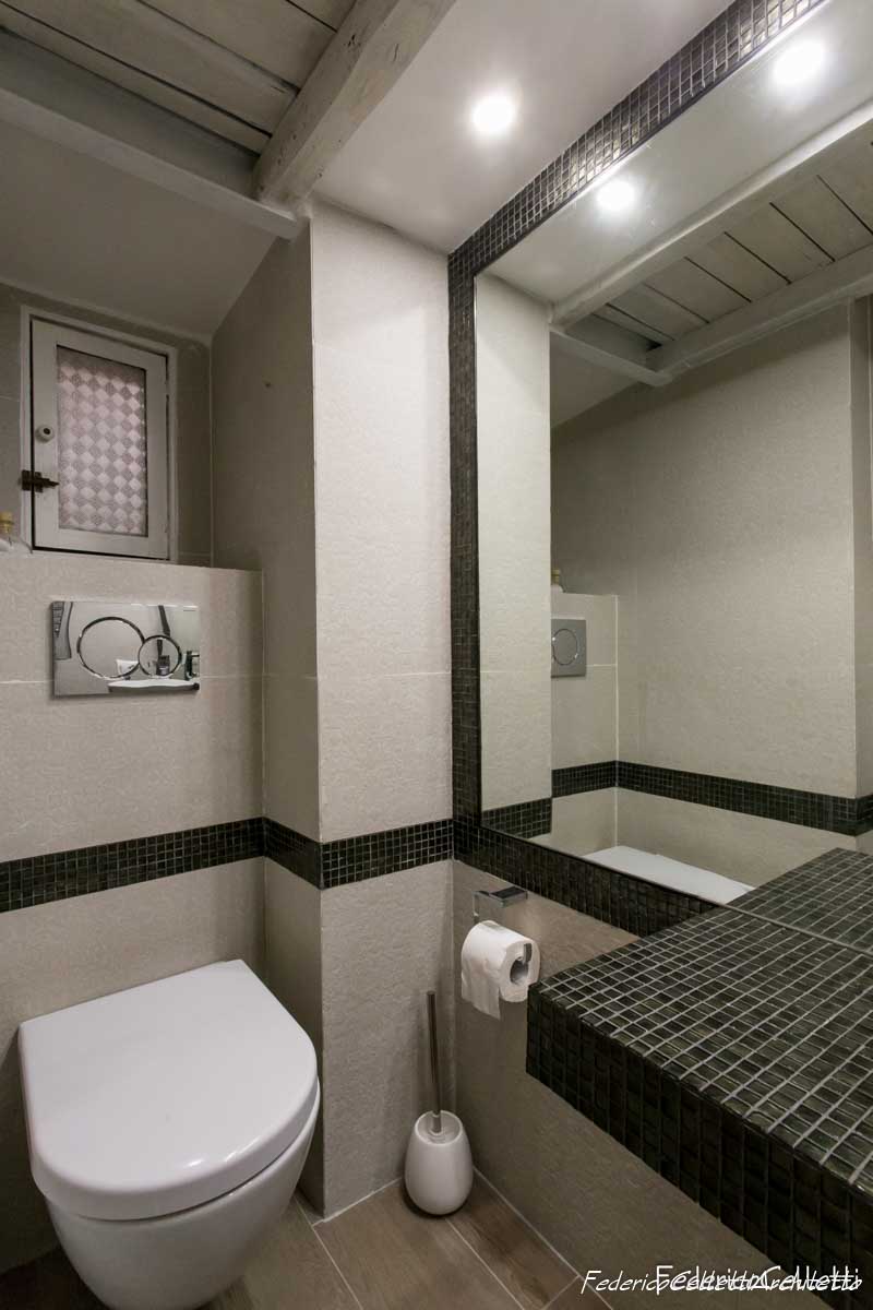 Secondo mini-bagno e grande Specchio Urbana 120 Dopo i lavori di Restauro e Interior Design
