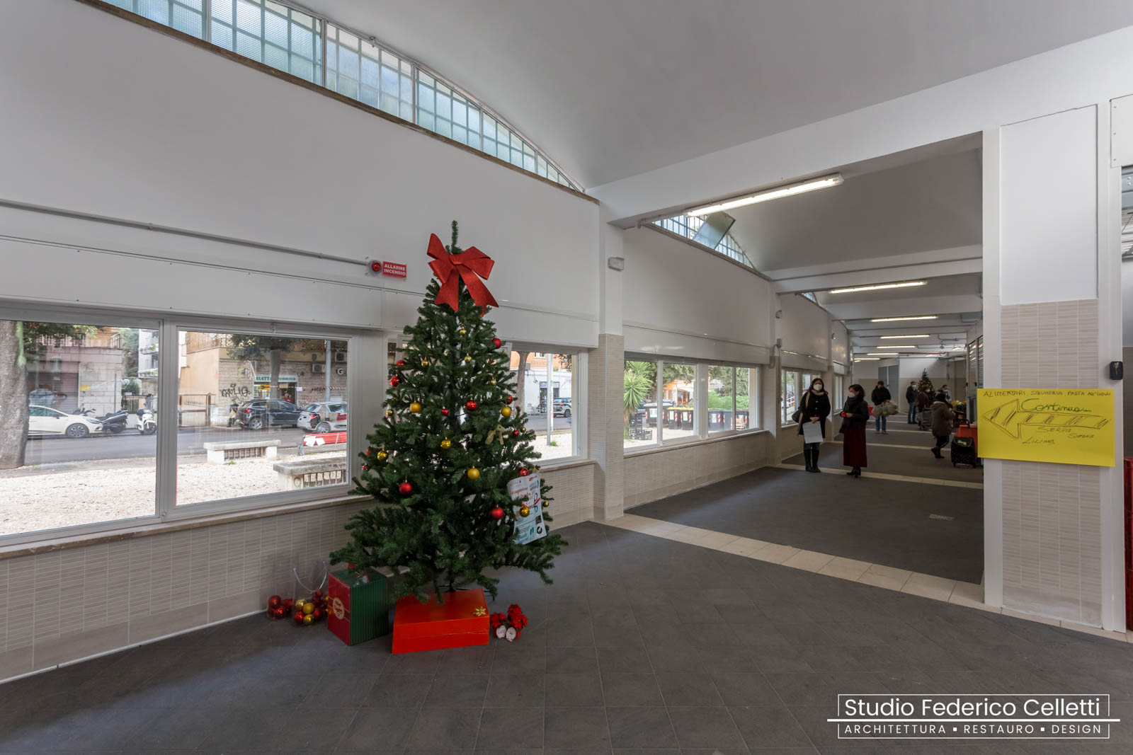 Mercato Montesacro interno corridoio di vendita dopo i lavori buon natale